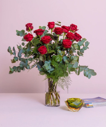 Dozen red roses