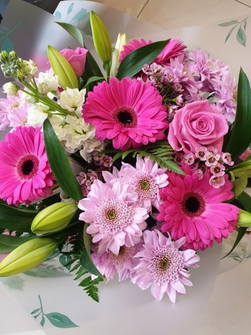 Daisy-paw-bouquet