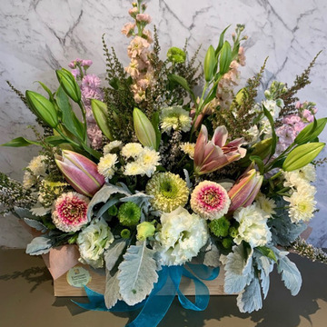 Seasonal-box-of-flowers