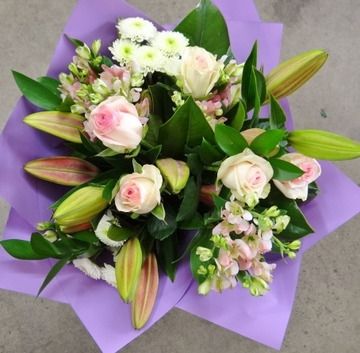 Pink-lilies-and-roses