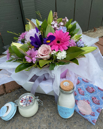 Aniont-flowers-and-gift