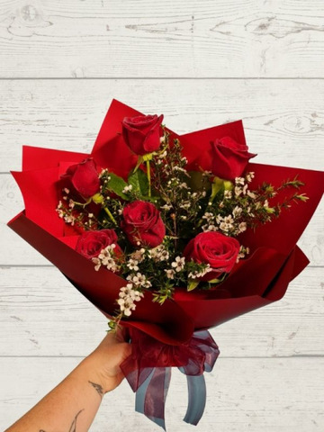 6-roses-giftwrapped