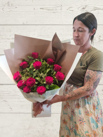 12-roses-giftwrapped-into