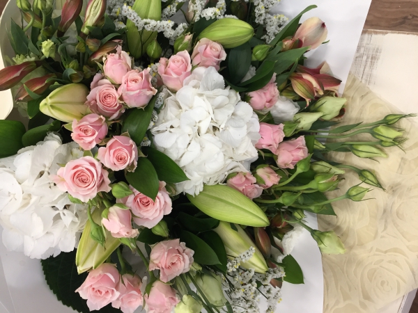 Pink-and-white-bouquet