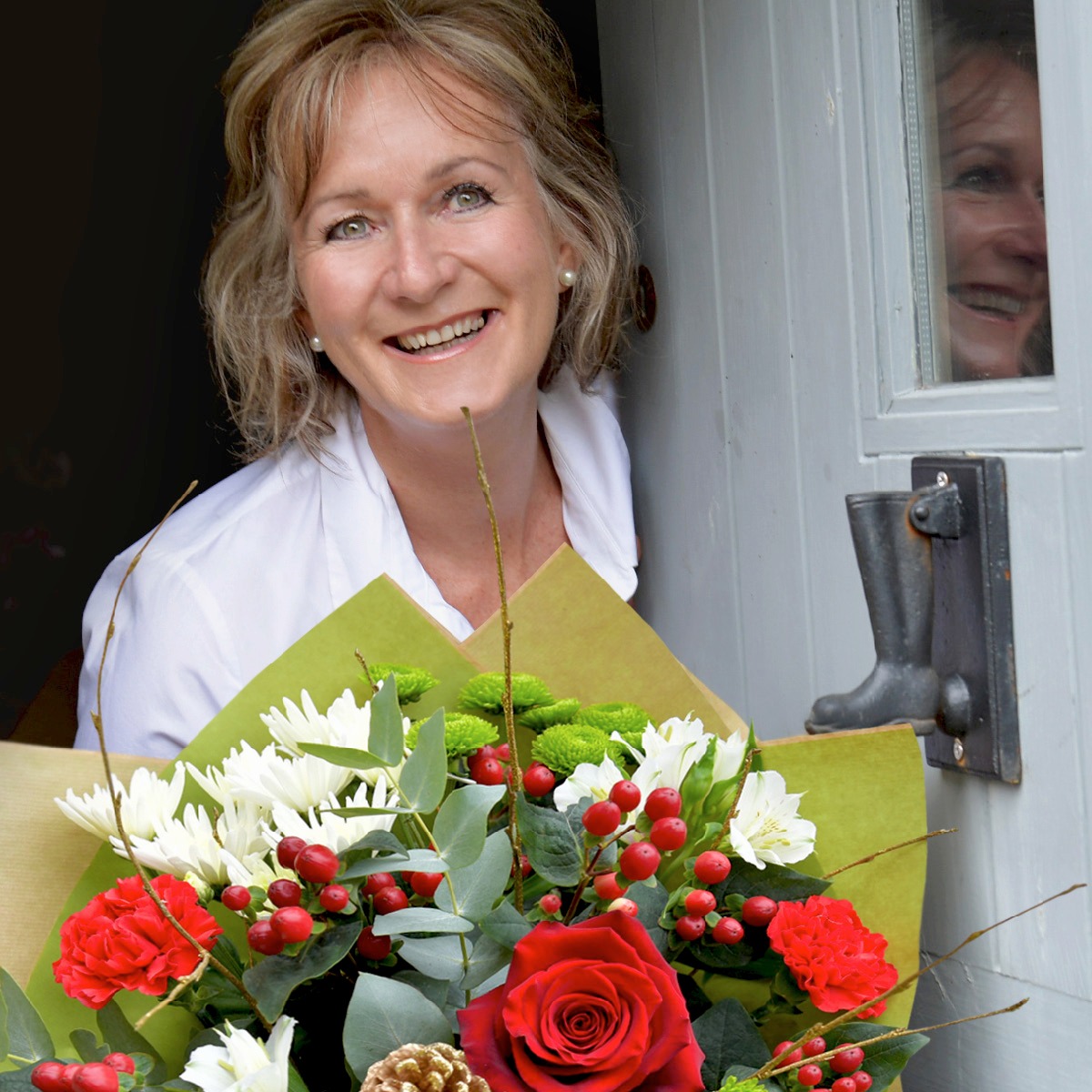 Christmas florist choice-a festive red and white bouquet for the season a festive red and white bouquet for the season a festive red and white bouquet for the season a festive red and white bouquet for the season a festive red and white bouquet for the se