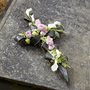 Natural willow cross with yellow roses and calla lilies