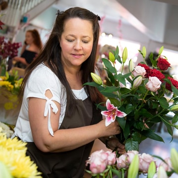 florist-creating-a-seasonal-hand-tied-bouquet-1
